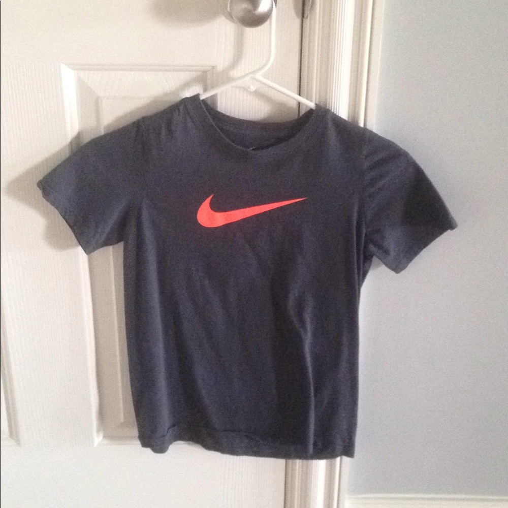 Size medium gray Nike shirt.🦄🎉